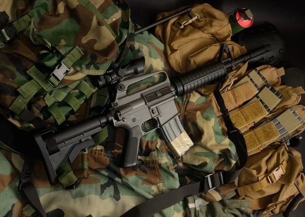 M16 puska, pisztoly, gránát támadás — Stock Fotó