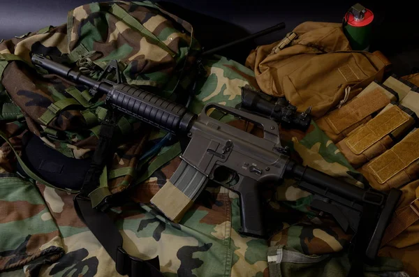 Штурмовая винтовка М16, пистолет, граната — стоковое фото