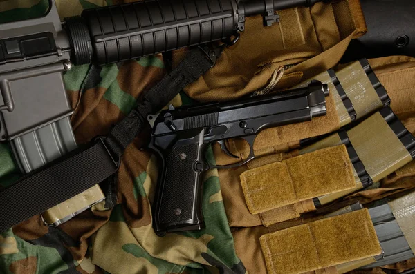 M16 puska, pisztoly, gránát támadás — Stock Fotó