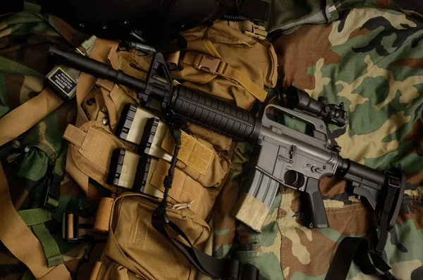 Senapan serbu M16, pistol, granat — Stok Foto