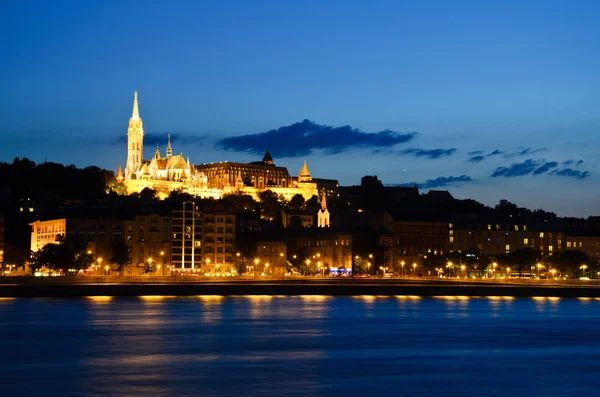 Beautiful evening landscape of Budapest. Matthias Church. — Stock Photo, Image