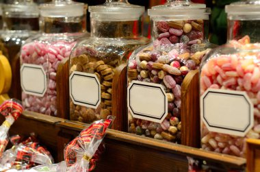 Kavanozların fuarda şeker dolu.