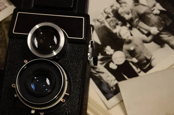 Vieil appareil photo de film avec de vieilles photos. Appareil photo reflex à double objectif — Photo