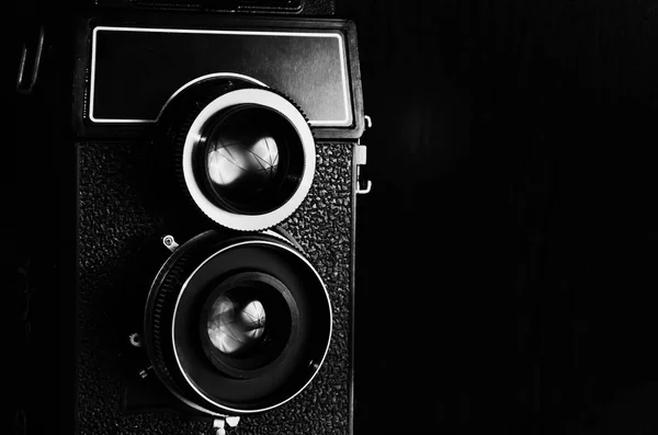 Starej kamery filmowej na czarnym tle. Twin-lustrzanek — Zdjęcie stockowe