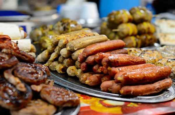 Pouliční stánky s jídlem, smažené klobásy — Stock fotografie