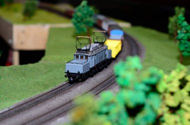 Demiryolundaki tren modeli.