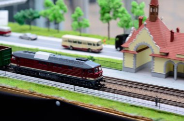 Demiryolundaki tren modeli.