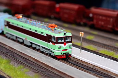 Demiryolundaki tren modeli.