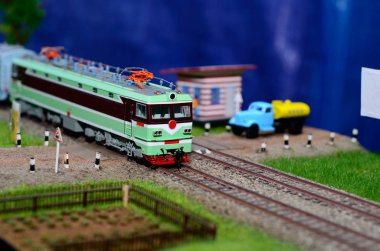 Demiryolundaki tren modeli.