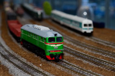 Demiryolundaki tren modeli.