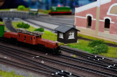 Demiryolundaki tren modeli.