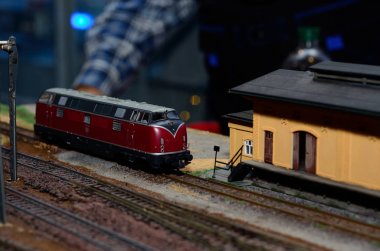 Demiryolundaki tren modeli.