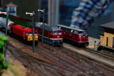 Demiryolundaki tren modeli.