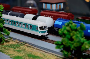 Demiryolundaki tren modeli.