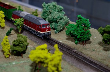 Demiryolundaki tren modeli.