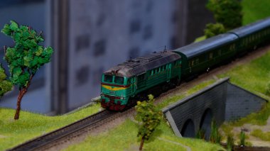 Demiryolundaki tren modeli.
