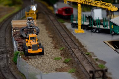Buldozer modeli demiryolu yakınındaki