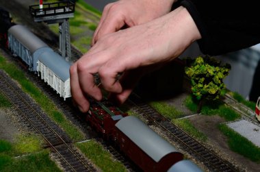 Demiryolundaki tren modeli.