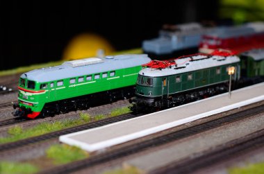 Demiryolundaki tren modeli.