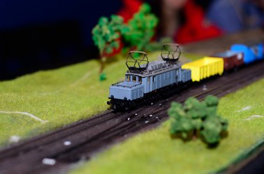 Demiryolundaki tren modeli.