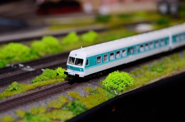 Demiryolundaki tren modeli.