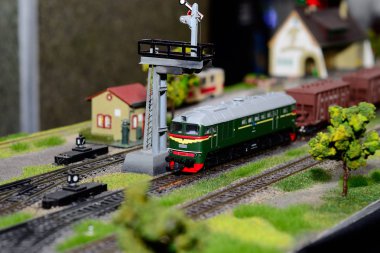 Demiryolundaki tren modeli.