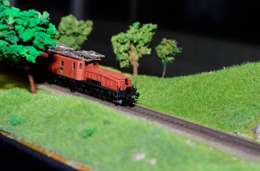 Demiryolundaki tren modeli.
