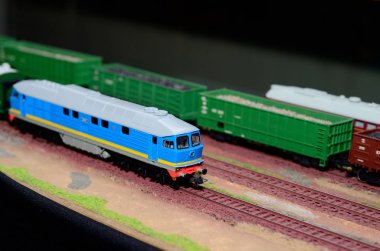 Demiryolundaki tren modeli.