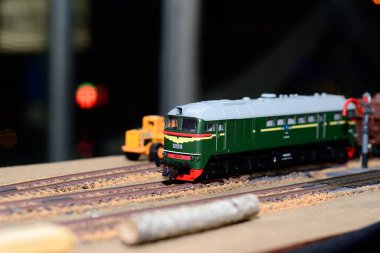 Demiryolundaki tren modeli.