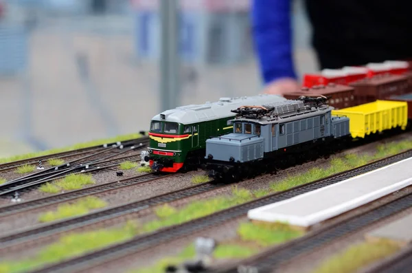 Modelo de comboio na via férrea — Fotografia de Stock
