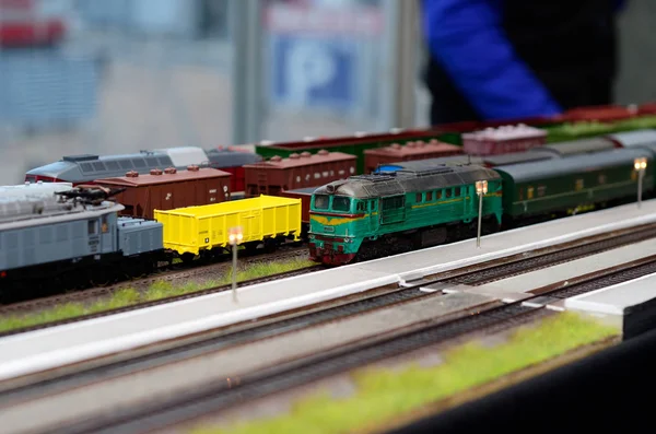 Modelo de tren en el ferrocarril —  Fotos de Stock