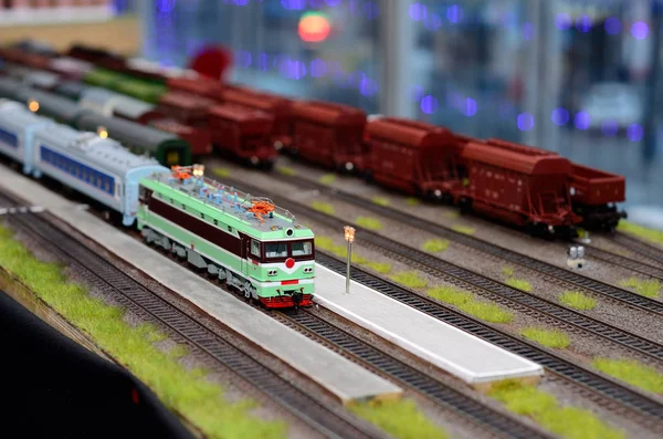 Модель поїзда на залізниці — стокове фото