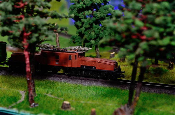Demiryolundaki tren modeli.