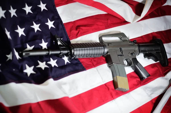 Bendera Amerika Serikat dengan senapan — Stok Foto