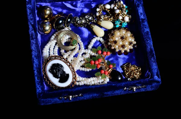 Antique Biżuteria vintage w polu — Zdjęcie stockowe