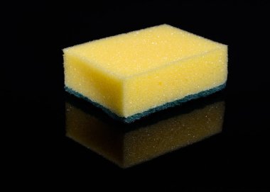 Mutfak yansıtılmış siyah arka plan üzerine sünger Temizleme