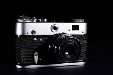 Siyah arkaplanda klasik kamera