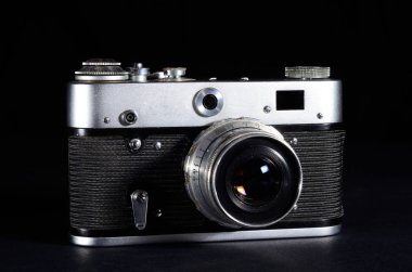 Siyah arkaplanda klasik kamera