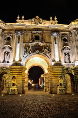 Buda Kalesi, Budapeşte avluda. 