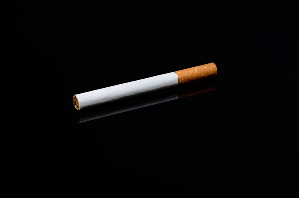 Cigarrillo sobre fondo negro espejado —  Fotos de Stock