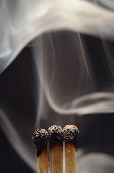 Zápas s kouře po požáru — Stock fotografie