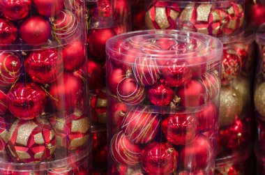 Noel oyuncaklarını mağazaya koy. Firavun Ağacı Oyuncakları