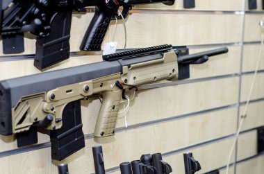 Tüfekli silah rafı.