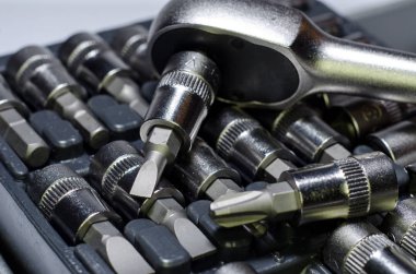 Birden çok Bit tornavida cırcırla 