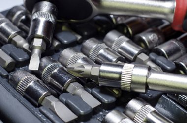 Birden çok Bit tornavida cırcırla 