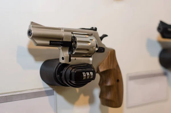 Vapen vägghållare med revolver — Stockfoto