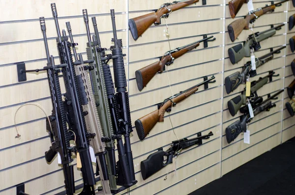 Bastidor de pared con rifles — Foto de Stock