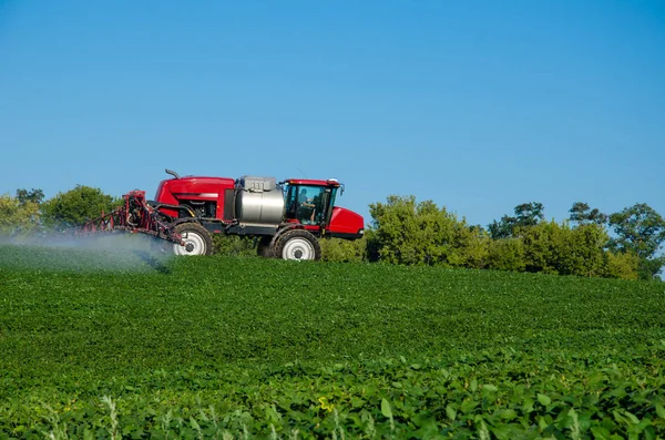 Meststof machine op het veld — Stockfoto