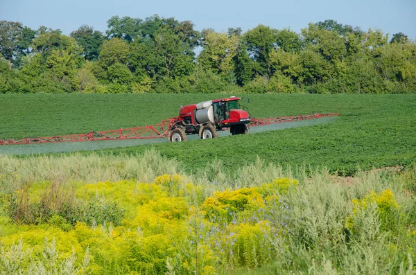 Meststof machine op het veld — Stockfoto