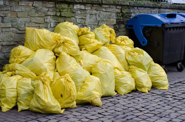 Bolsa de basura con basura — Foto de Stock